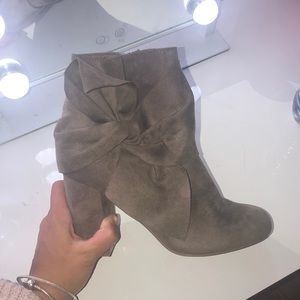 brown wedges with a bow on the side❣️